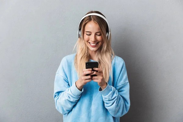 Portrait Une Jeune Fille Blonde Souriante Écoutant Musique Avec Des — Photo