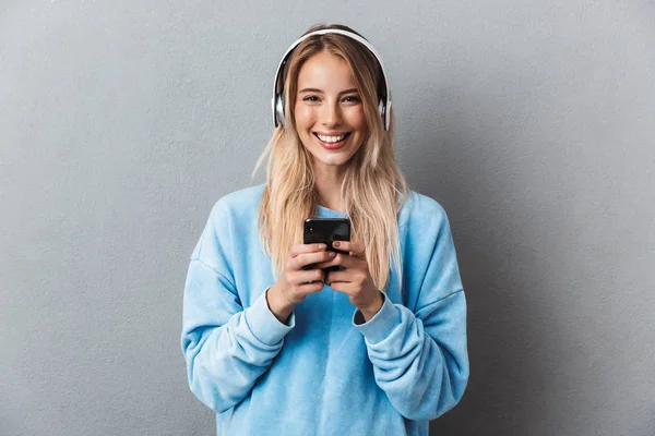 Πορτρέτο Του Ένα Χαμογελαστό Νεαρή Ξανθιά Κοπέλα Ακούτε Μουσική Ακουστικά — Φωτογραφία Αρχείου