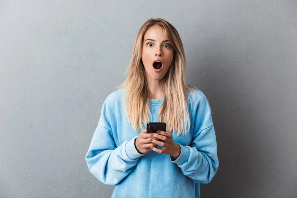 Retrato Uma Jovem Loira Chocada Segurando Telefone Celular Com Boca — Fotografia de Stock