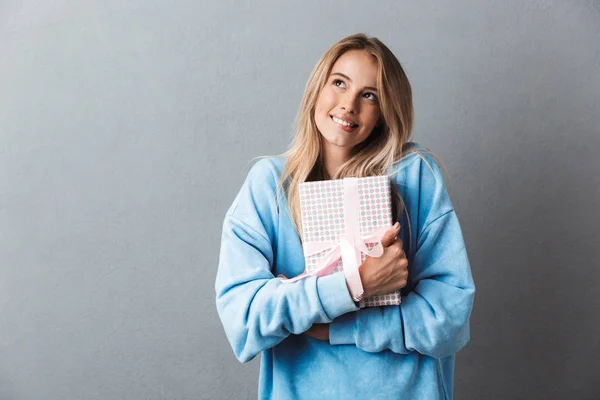 Retrato Una Joven Rubia Pensativa Sonriente Abrazando Caja Actual Aislada — Foto de Stock