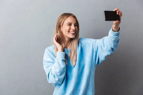 Chica Rubia Bastante Joven Tomando Una Selfie Aislado Sobre Fondo — Foto de Stock