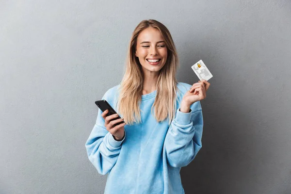 Vrolijke Blonde Meisje Blauwe Sweater Met Behulp Van Mobiele Telefoon — Stockfoto