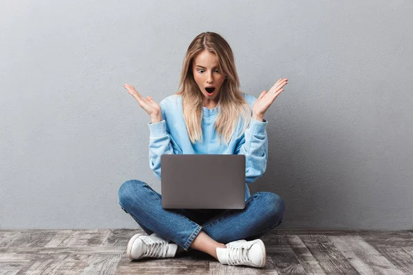 Amazed Young Blonde Girl Using Laptop Computer While Sitting Legs — Stock Photo, Image