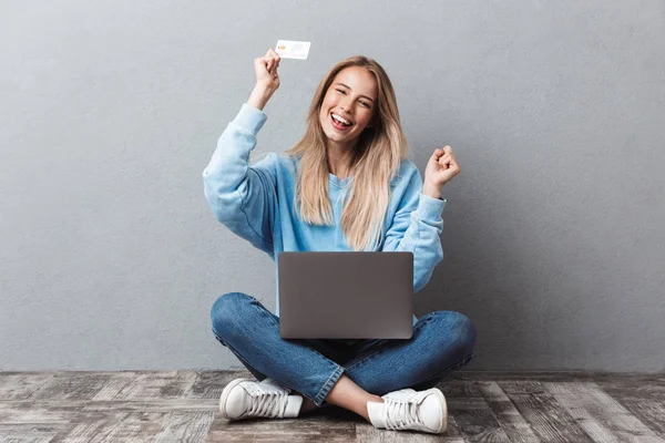 Glückliches Junges Blondes Mädchen Das Laptop Computer Benutzt Während Mit — Stockfoto