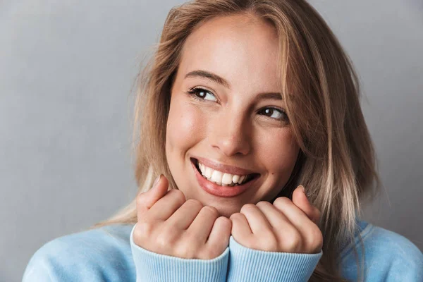 Primer Plano Una Joven Alegre Sudadera Azul Mirando Hacia Otro —  Fotos de Stock