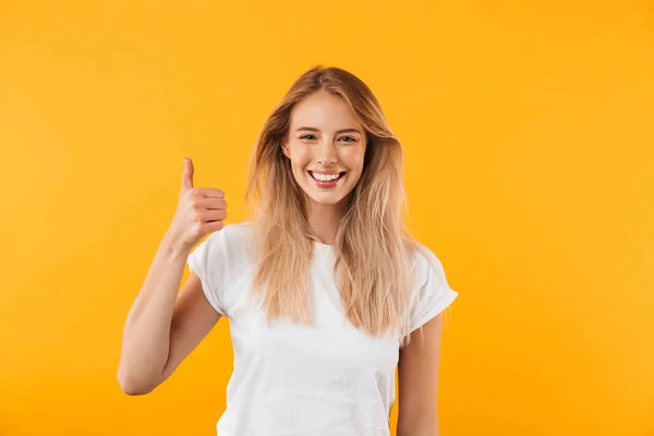 Retrato Una Joven Rubia Alegre Mostrando Los Pulgares Hacia Arriba — Foto de Stock