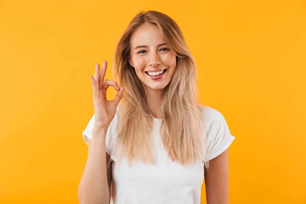 Portrét Šťastná Mladá Blondýnka Ukazuje Gesto Izolované Žluté Pozadí — Stock fotografie