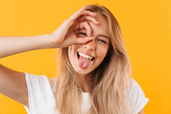 Närbild Porträtt Leende Ung Blond Flicka Visar Gest Och Sticker — Stockfoto