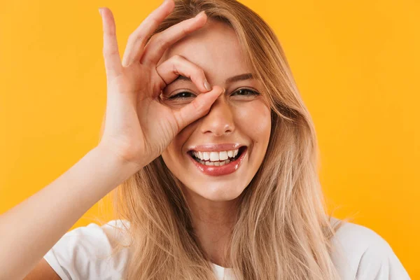 Portret Uśmiechający Się Młoda Blondynka Pokazuje Gest Białym Tle Nad — Zdjęcie stockowe