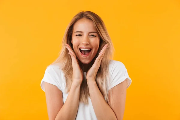 Retrato Una Joven Rubia Excitada Gritando Aislada Sobre Fondo Amarillo — Foto de Stock