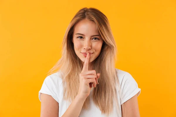 Portret Van Een Lachende Jonge Blonde Meisje Tonen Stilte Gebaar — Stockfoto