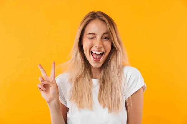 Porträt Einer Glücklichen Jungen Blonden Mädchen Zeigt Friedensgeste Und Zwinkert — Stockfoto