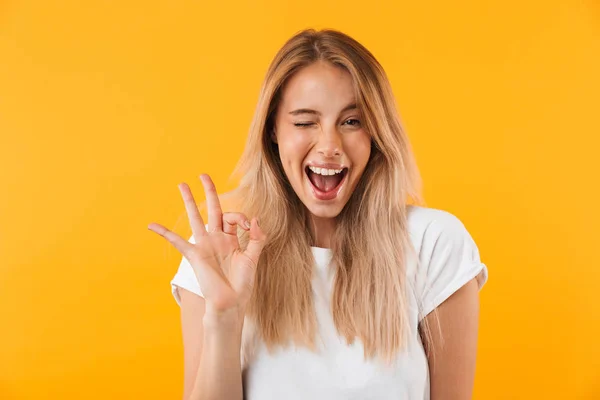 Retrato Una Joven Rubia Feliz Mostrando Buen Gesto Guiño Aislado — Foto de Stock