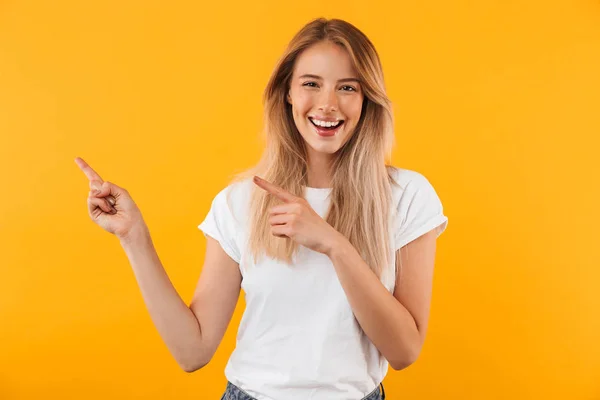 Retrato Una Joven Rubia Alegre Apuntando Espacio Copia Aislado Sobre — Foto de Stock