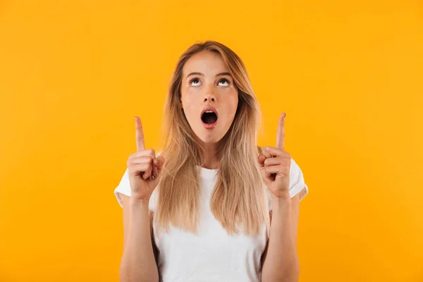 Retrato Una Joven Rubia Impactada Apuntando Hacia Espacio Copia Aislado — Foto de Stock