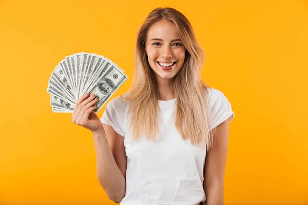 Retrato Una Joven Rubia Sonriente Mostrando Montón Billetes Dinero Aislados — Foto de Stock