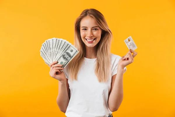 Retrato Una Joven Rubia Sonriente Mostrando Montón Billetes Dinero Sosteniendo — Foto de Stock