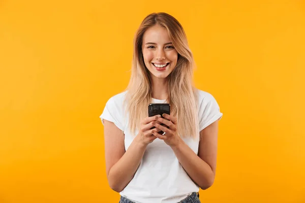 Portret Uśmiechający Się Młoda Blondynka Trzymając Telefon Komórkowy Białym Tle — Zdjęcie stockowe