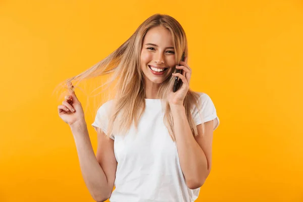 Portret Uśmiechający Się Młoda Blondynka Rozmowy Telefon Komórkowy Białym Tle — Zdjęcie stockowe