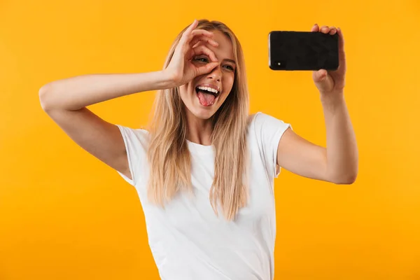 Fröhliche Junge Blonde Mädchen Zeigt Geste Während Ein Selfie Mit — Stockfoto