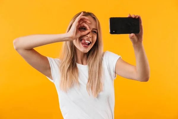 Menina Loira Jovem Feliz Mostrando Gesto Tomar Uma Selfie Com — Fotografia de Stock