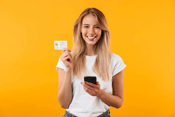 Портрет Щасливої Молодої Блондинки Показує Пластикову Кредитну Картку Тримаючи Мобільний — стокове фото