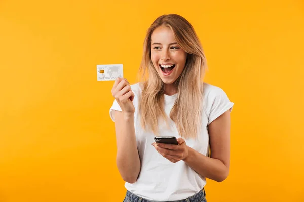 Retrato Uma Jovem Menina Loira Alegre Mostrando Cartão Crédito Plástico — Fotografia de Stock