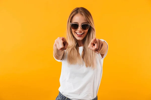 Portrait Une Jeune Fille Blonde Joyeuse Aux Lunettes Soleil Pointant — Photo