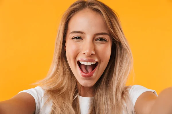 Portrét Veselá Blondýnka Mladá Žena Selfie Žlutém Pozadí Samostatný — Stock fotografie