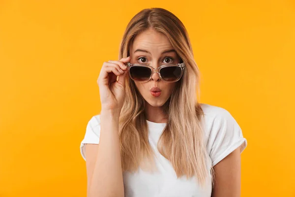 Retrato Uma Linda Jovem Loira Óculos Sol Posando Enquanto Olha — Fotografia de Stock