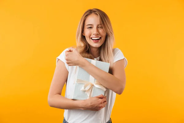 Retrato Uma Jovem Menina Loira Alegre Abraçando Caixa Presente Isolado — Fotografia de Stock