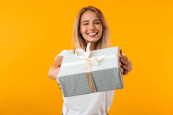 Portret Van Een Gelukkig Jong Blond Meisje Geven Huidige Vak — Stockfoto