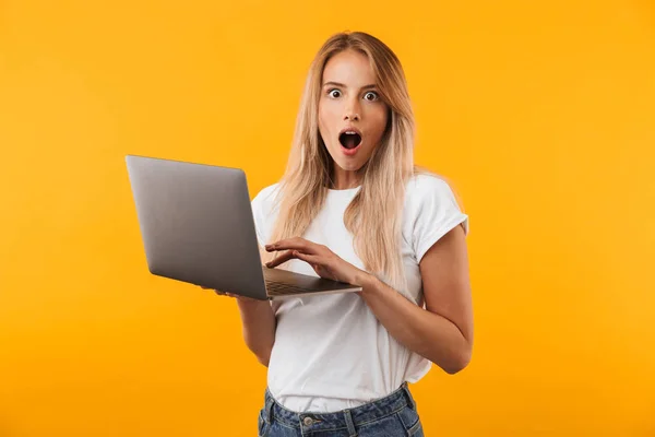 Retrato Uma Jovem Loira Chocada Segurando Computador Portátil Isolado Sobre — Fotografia de Stock