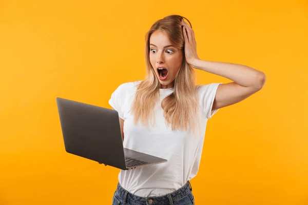 Retrato Uma Jovem Loira Chocada Segurando Computador Portátil Isolado Sobre — Fotografia de Stock