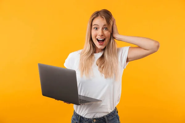 Retrato Uma Jovem Loira Animada Segurando Computador Portátil Isolado Sobre — Fotografia de Stock