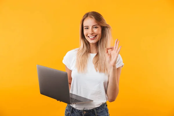 Retrato Uma Jovem Menina Loira Sorridente Segurando Computador Portátil Mostrando — Fotografia de Stock