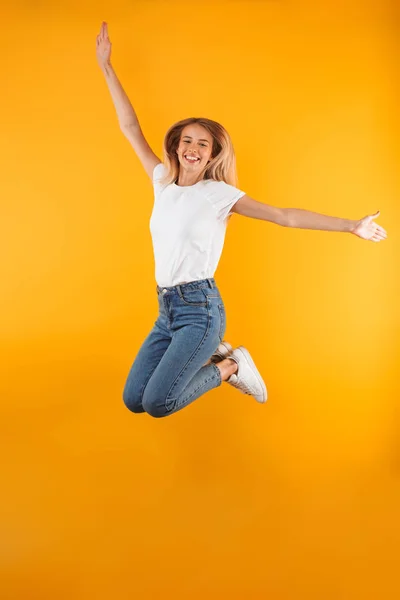 Ganzkörperporträt Eines Fröhlichen Jungen Blonden Mädchens Das Erfolg Feiert Während — Stockfoto