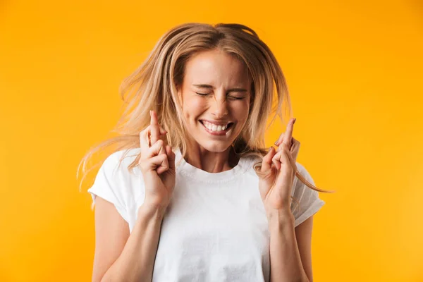 Porträt Eines Fröhlichen Jungen Blonden Mädchens Das Vor Gelbem Hintergrund — Stockfoto