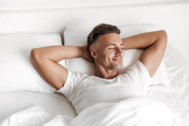 Yatakta rahatlatıcı ve uzak arıyorum memnun adam