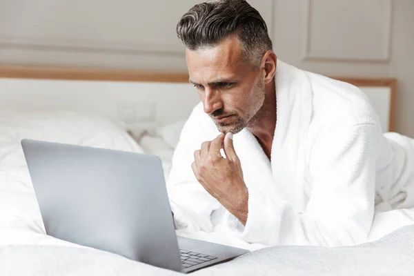 Foto Hombre Europeo Con Barba Gris Usando Albornoz Blanco Usando —  Fotos de Stock