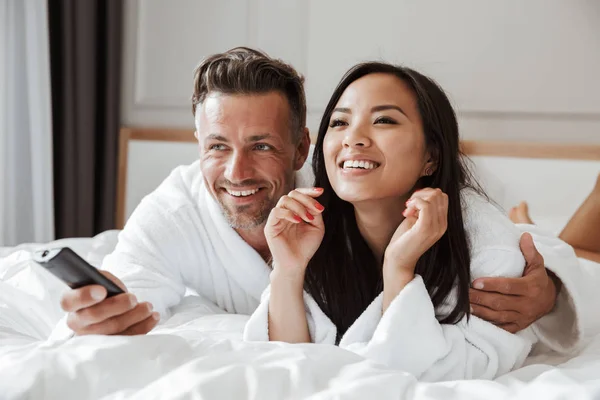 Multiethnisches Paar Kaukasischer Mann Und Asiatische Frau Weißen Bademantel Heimischen — Stockfoto