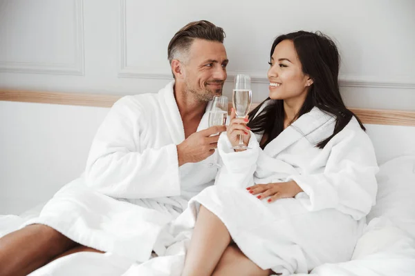 Hermosa Pareja Años Caucásico Hombre Mujer Asiática Vistiendo Blanco Housecoat — Foto de Stock