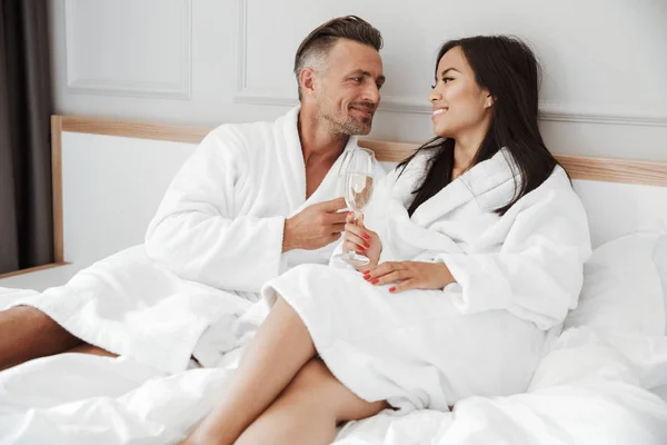 Hermosa Pareja Caucásico Hombre Asiático Mujer Usando Blanco Housecoat Sonriendo — Foto de Stock