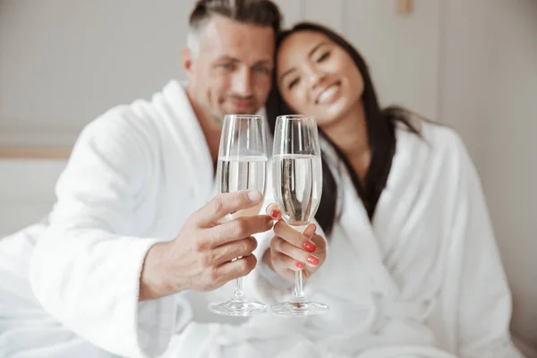 Imagem Desfocada Closeup Casal Feliz Amoroso Roupões Banho Brancos Segurando — Fotografia de Stock