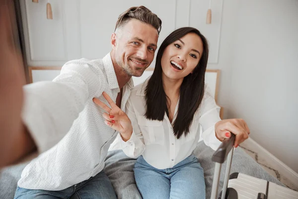 Emocionada Pareja Joven Tomando Selfie Con Teléfono Móvil Mientras Están — Foto de Stock