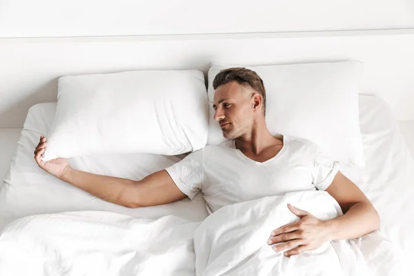 Üzgün Adam Yatakta Döşeme Uzak Boş Bir Yastık Arıyorum — Stok fotoğraf
