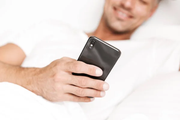 Primer Plano Del Hombre Sonriente Usando Teléfono Móvil Mientras Está — Foto de Stock