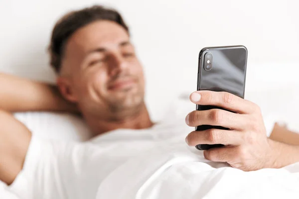 Primer Plano Del Hombre Sonriente Usando Teléfono Móvil Mientras Está —  Fotos de Stock