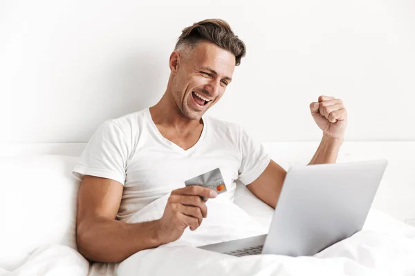 Hombre Satisfecho Usando Ordenador Portátil Celebrando Éxito Mientras Está Sentado — Foto de Stock