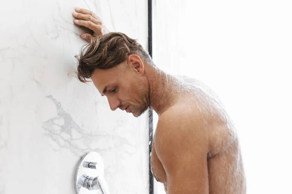 シャワーを浴びているハンサムな筋肉男 — ストック写真
